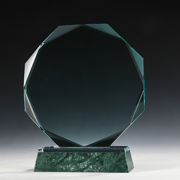 מגן הוקרה מתומן מזכוכית צילום בתאורה כהה