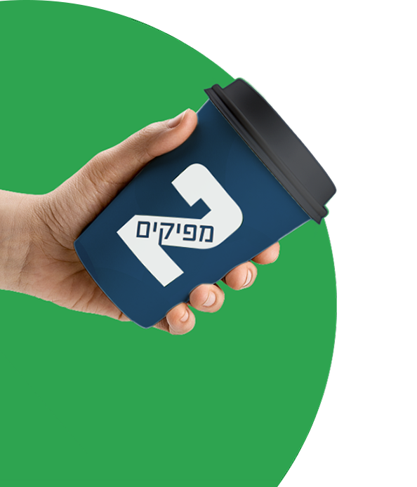 לוגו 2 מפיקים בצבע לבןעל כוס כחול כהה על רקע צבעי הלוגו עם יד שאוחזת בכוס