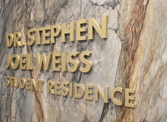 אותיות בנויות בולטות צבועות